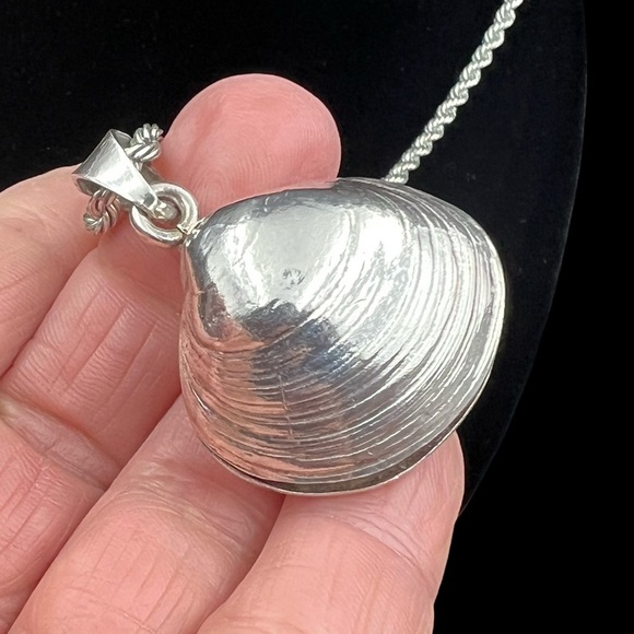 Mexican Sterling Silver Open Clam Shell Pendant - Picture 3 of 12